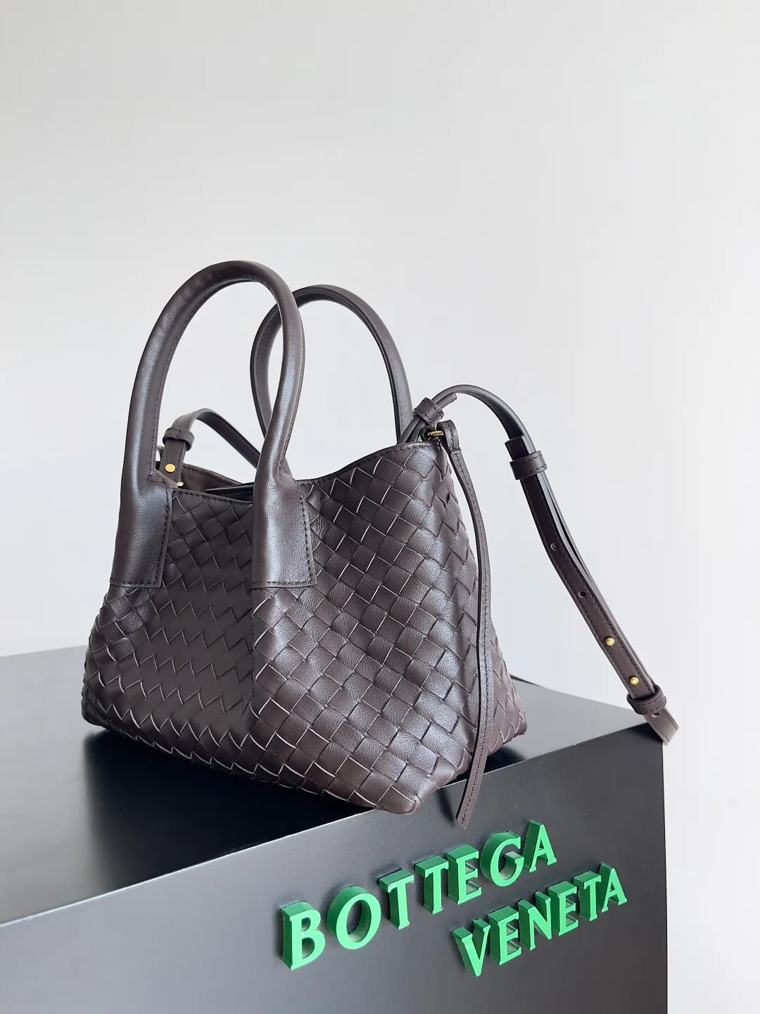 Batch 1660 BOTTEGA VENETA 2025 new product pinacoteca has super soft leather, and the weaving function, practicality and relaxed fashion sense have not fallen behind❤️‍🔥Amway has given sisters a must-have bag when going out. The size of the bag also accurately meets the commuting needs of urban beauties. It can accommodate mobile phones, keys, lipstick, powder, sunscreen, shopping bags...all of it! ! ! 🔥The capacity should not be underestimated~ It does not choose people, clothes, or occasions. With its majestic curved outline, exquisite woven texture, delicate edges and rounded handles, this woven vegetable basket bag truly achieves the goal of "dressing up and being fashionable without getting in the way"~ Are you interested in Jimei? Style number: 819004 Size: 24*15*12cm
